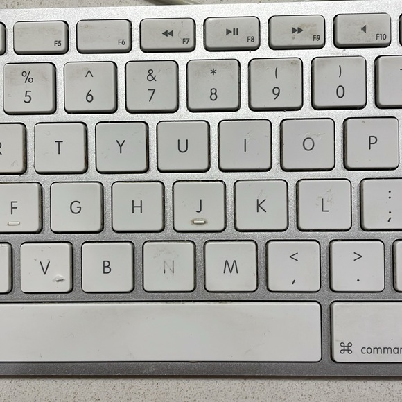 Wired Apple Keyboard with numeric pad - Picture 3 of 10